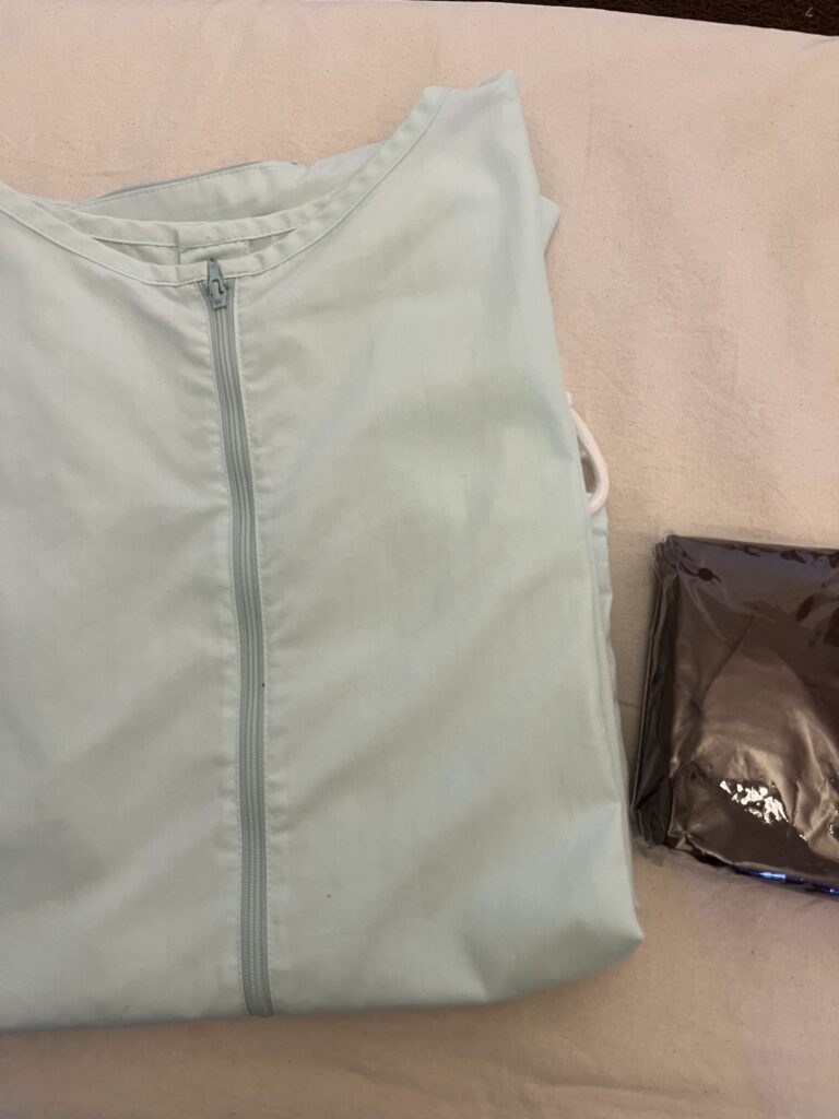 テラスリーとごしんじょうの着替え。テラスリーではエステパンツ、ごしんじょうでは上下セパレートの施術着に着替えていただきます。