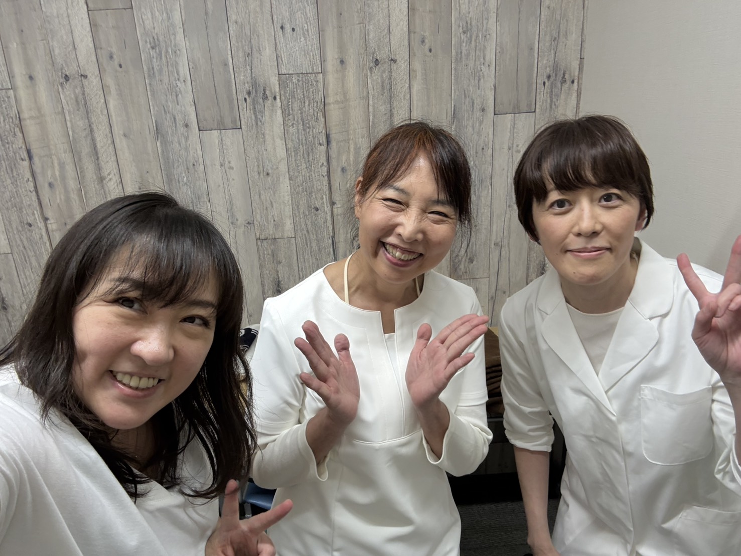 池袋のテラスリー体験会参加セラピストとともに、真ん中がごしんじょうemiwaの鍼灸院院長榎本です。