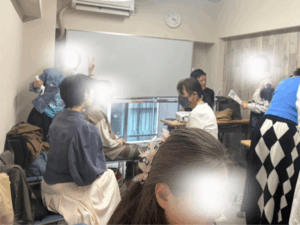 座位でテラスチーを体験してくださった方と施術後にテラスリー施術の受け方をお話しする様子